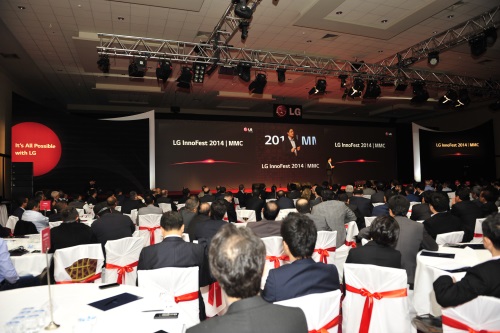 LG’s business partners, distributors and retailers attend an InnoFest roadshow presentation