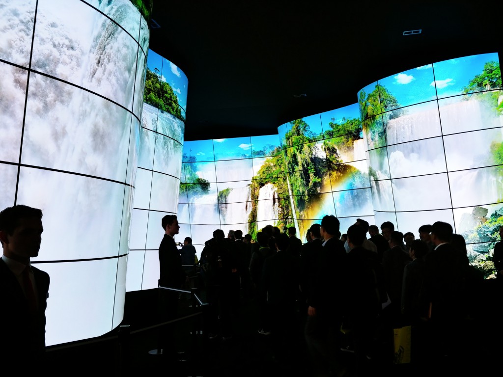 LG OLED Canyon_3