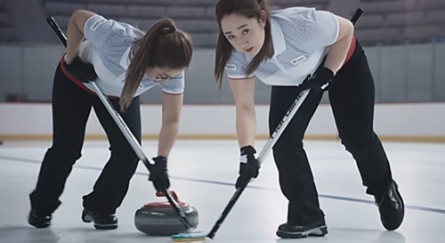 Lead Kim Yeong-mi and second Kim Seon-yeong are sweeping the curling stone.