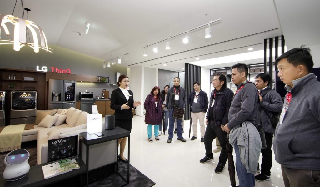 Another image in which a female presenter explains about the LG ThinQ AI-enabled home appliances in front of attendees at LG InnoFest 2018.