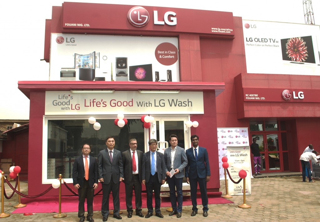 Lee Choong-hak, executive vice president of LG Electronics and in charge of corporate social responsibility initiatives, stands with other LG representatives at the opening ceremony of a new LG store.