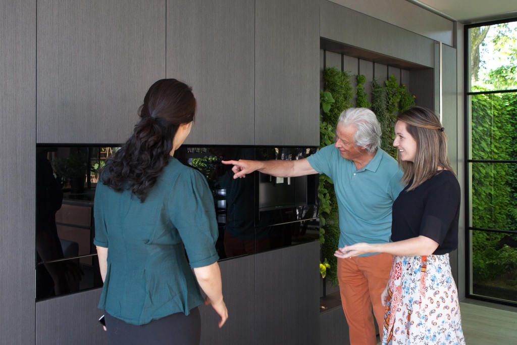 Visitors to the LG Eco-City Garden booth talk about LG’s eco-friendly appliances with the advanced technologies.