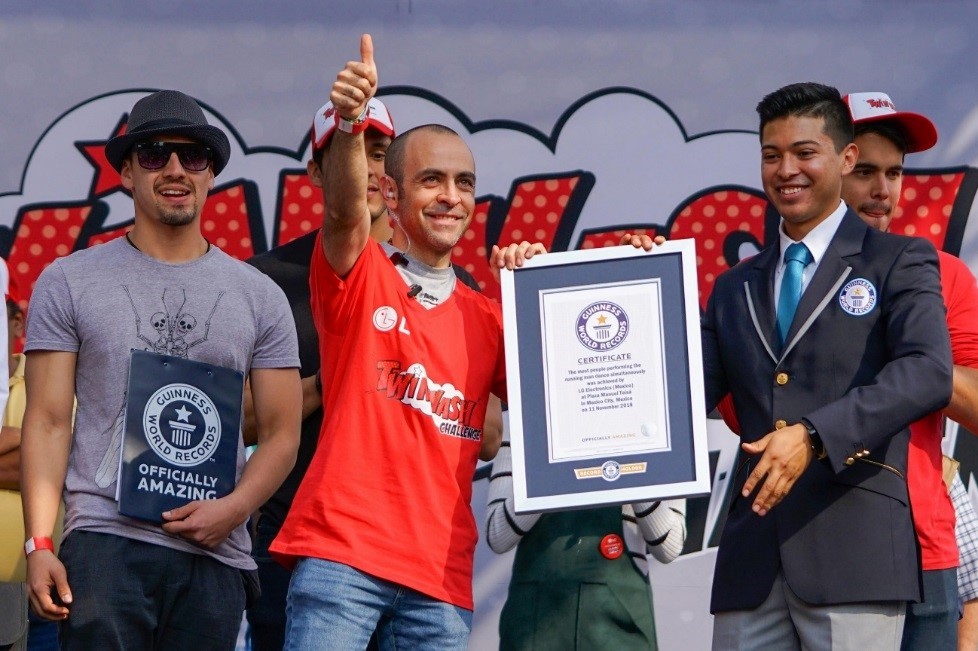 LG SIGNS AND DANCES TO A WORLD RECORD (4)