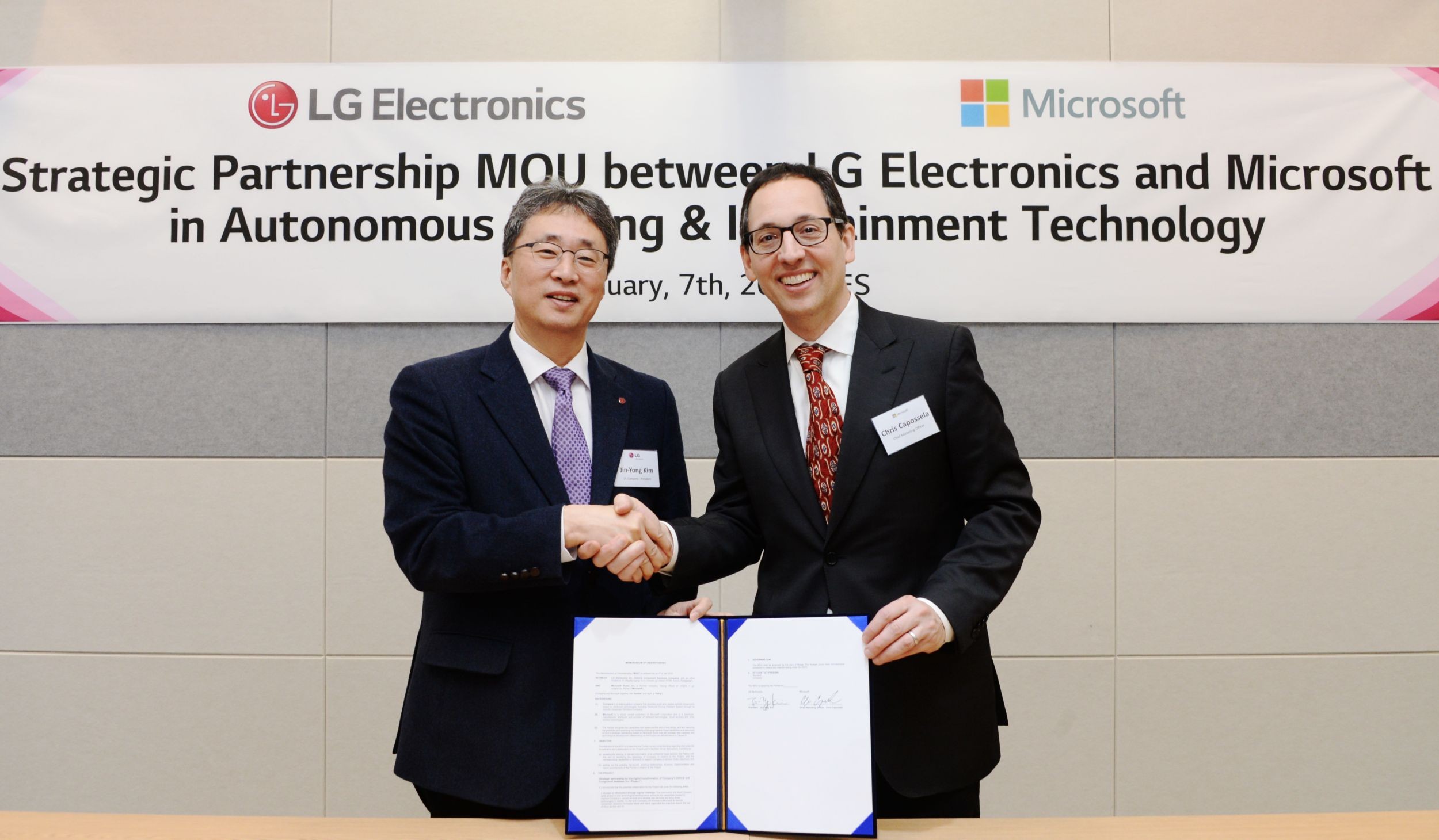 Mr. Kim Jin-yong, president of LG’s Vehicle Component Solutions Company, shake hands with Mr. Sanjay Ravi, general manager, automotive industry at Microsoft.