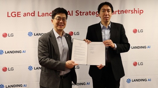 LG president and chief technology officer, Dr. I.P. Park, and Dr. Andrew Ng, CEO and founder of Landing AI, hold the agreement after singing a strategic partnership