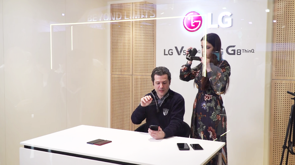 A male journalist shoots a hands-on video for LG’s V50 ThinQ smartphone in the LG Creator’s Studio.