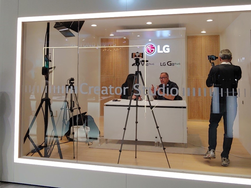 Two reporters shoot the video that discusses the new technologies of LG’s new smartphones in LG Creator’s Studio.