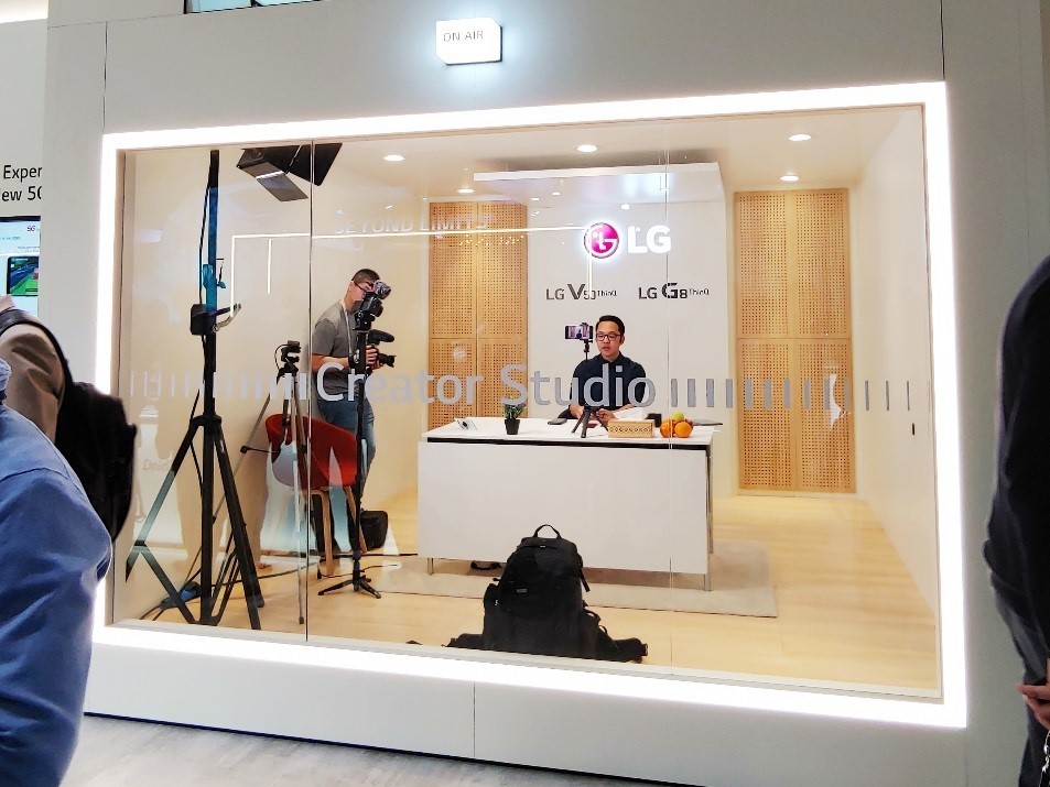 A male journalist records a news video about the new technologies he found from MWC 2019 in the LG Creator’s Studio.