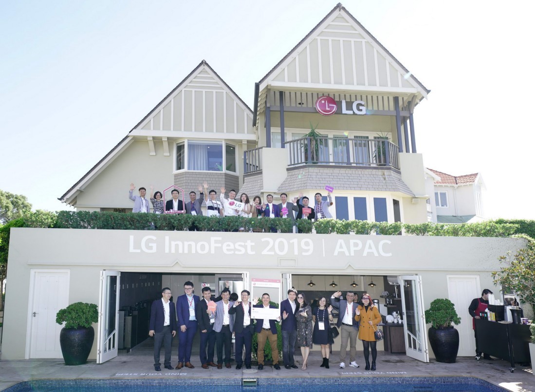 An outside view of the LG Home in Sydney, the venue of LG InnoFest 2019 Asia-Pacific, there are attendees waving hands to the camera.