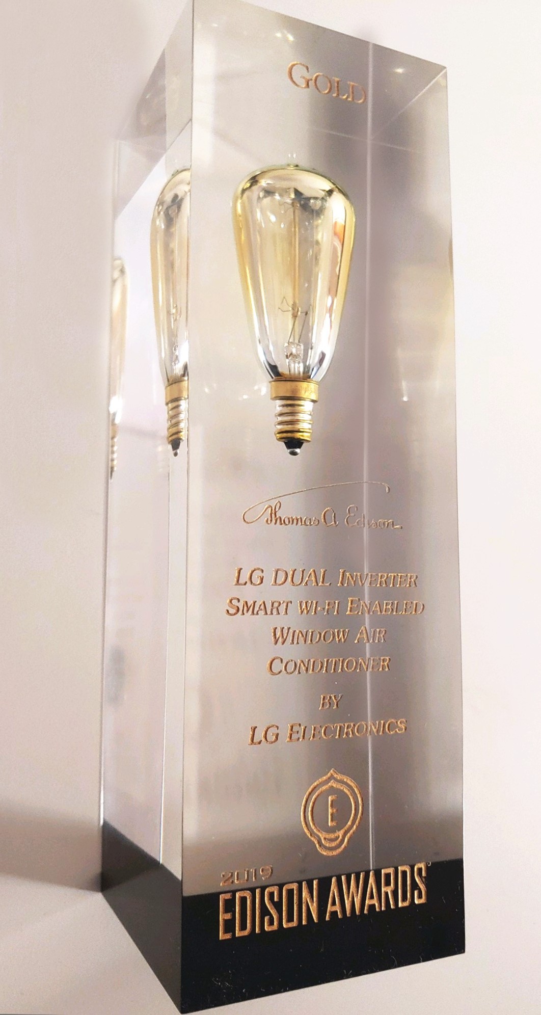 The trophy of the 2019 Gold Edison Award which is engraved with the product name of LG DUAL Inverter Smart Wi-Fi-enabled Window Air Conditioner