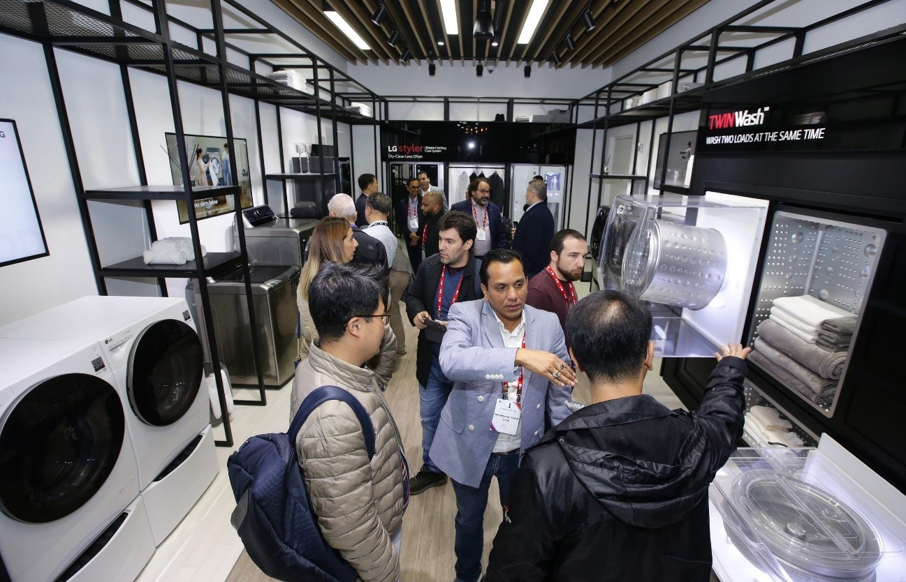 LG InnoFest 2019 MEA attendees discuss the products in LG SIGNATURE and LG Objet lineups.
