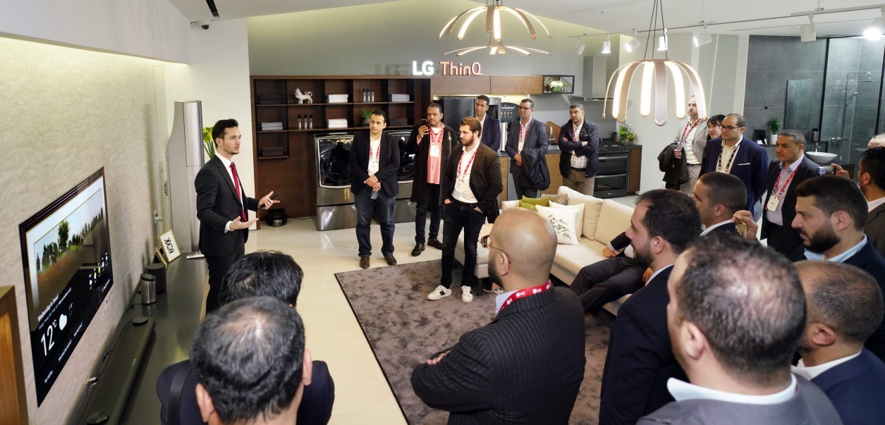 A male presenter explains the AI technology incorporated in LG SIGNATURE OLED TV W in front of attendees.