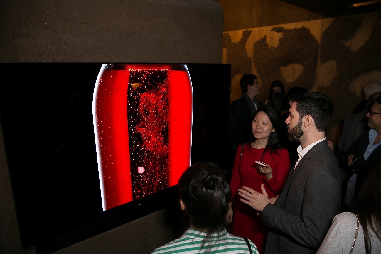 Brazil Casacor 5 Visitors look at and discuss LG’s 77-inch OLED TV inside of LG’s Planet Home.