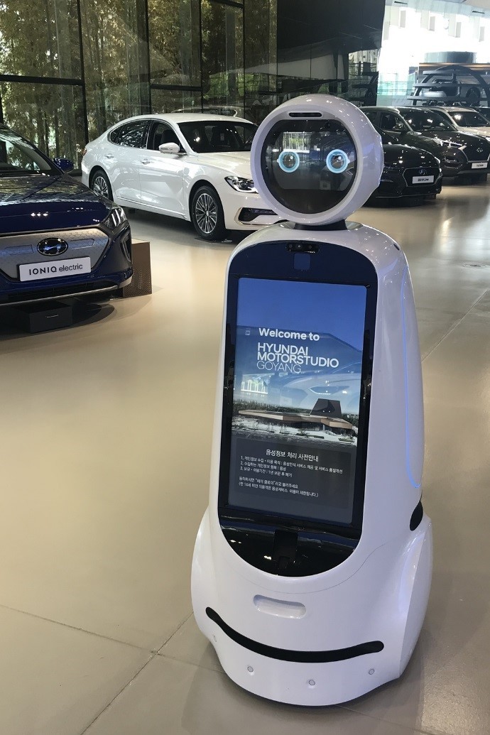 LG CLOi GuideBot greets and assists the visitors to Hyundai Motor Studio Goyang brand experience studio.