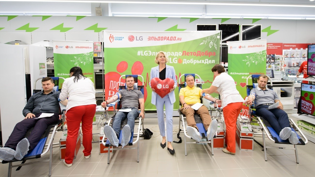 A group photo of Eldorado‘s blood donors, some of donors lie on the cots to donate their blood.