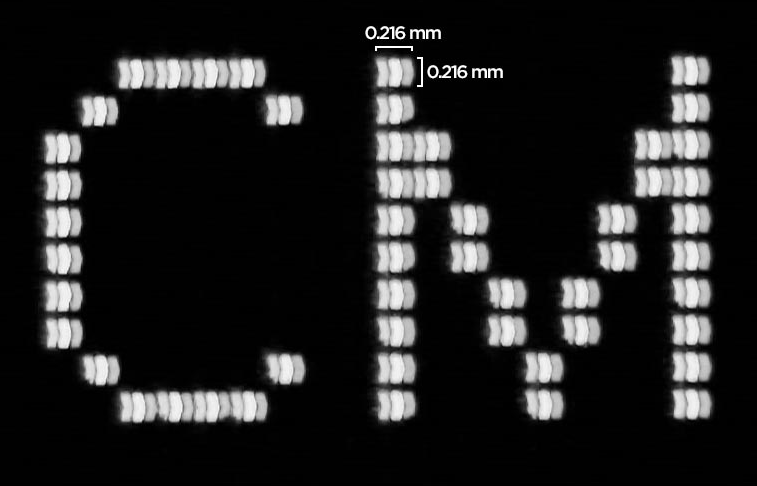 The letters C and M displayed on the screen with dots the size of 0.216 x 0.216 millimeter to measure the resolution according to the Contrast Modulation method