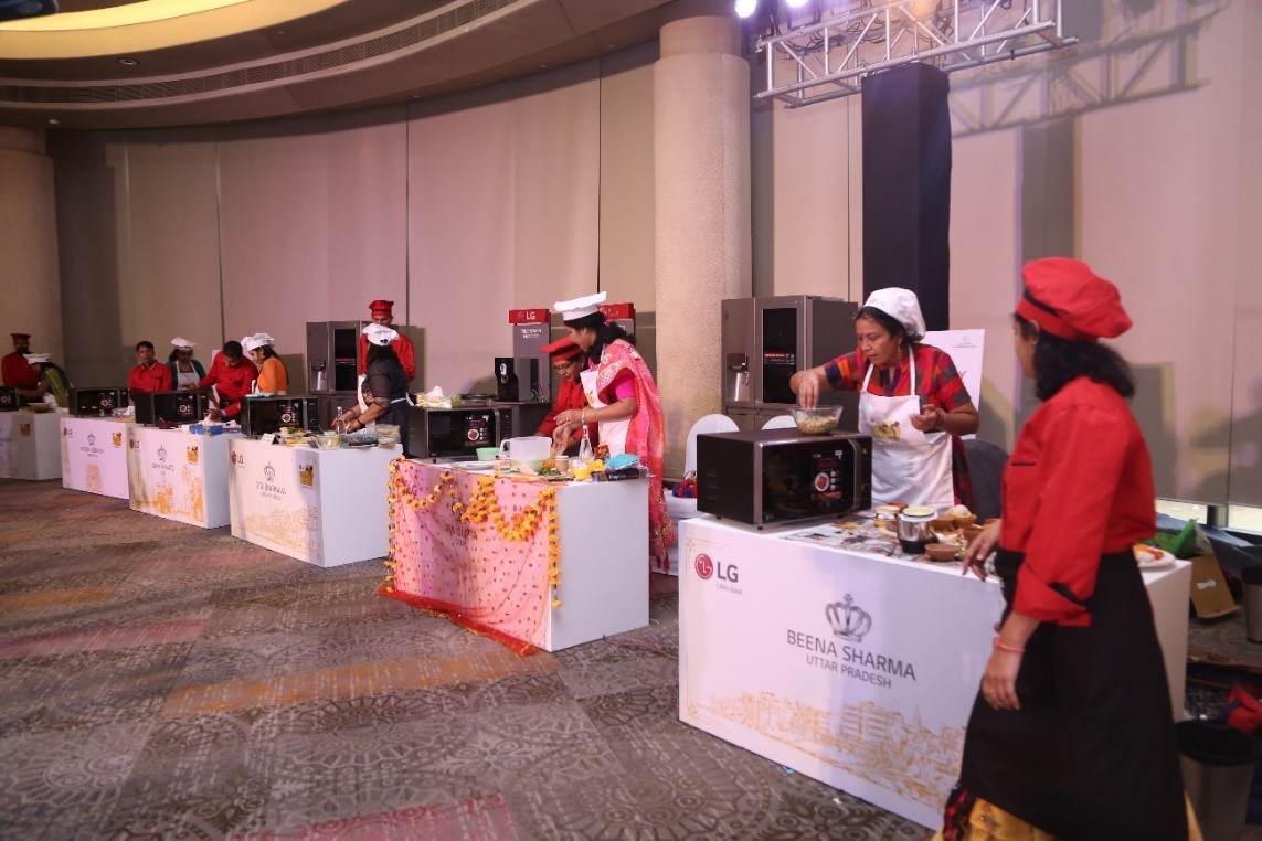 The participants cook their own Indian food by using LG’s microwave ovens at the LG Mallika-E-Kitchen contest.