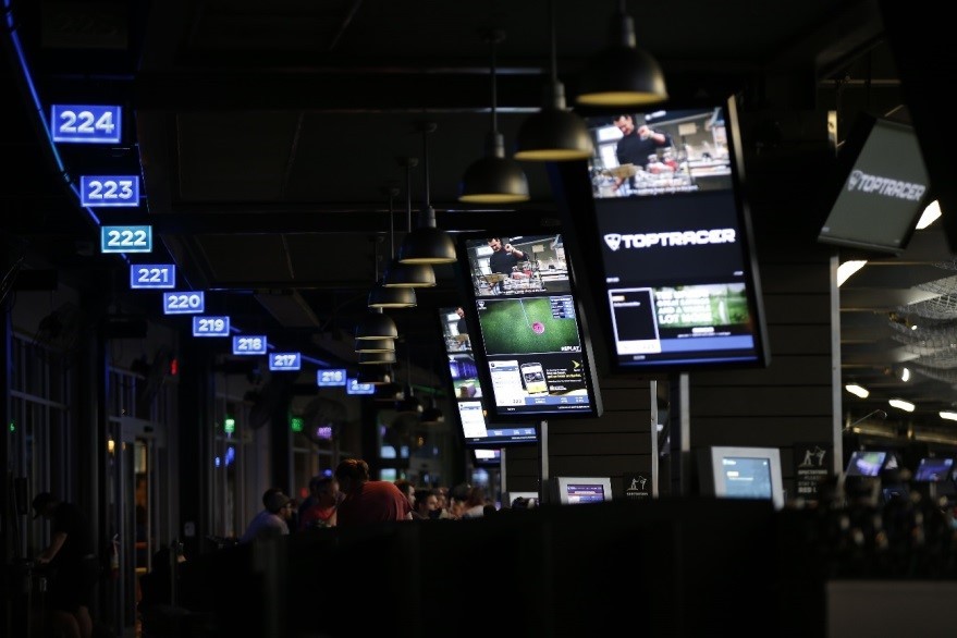 A far shot of one of Topgolf venues which shows visual content on LG’s commercial digital signage solutions.