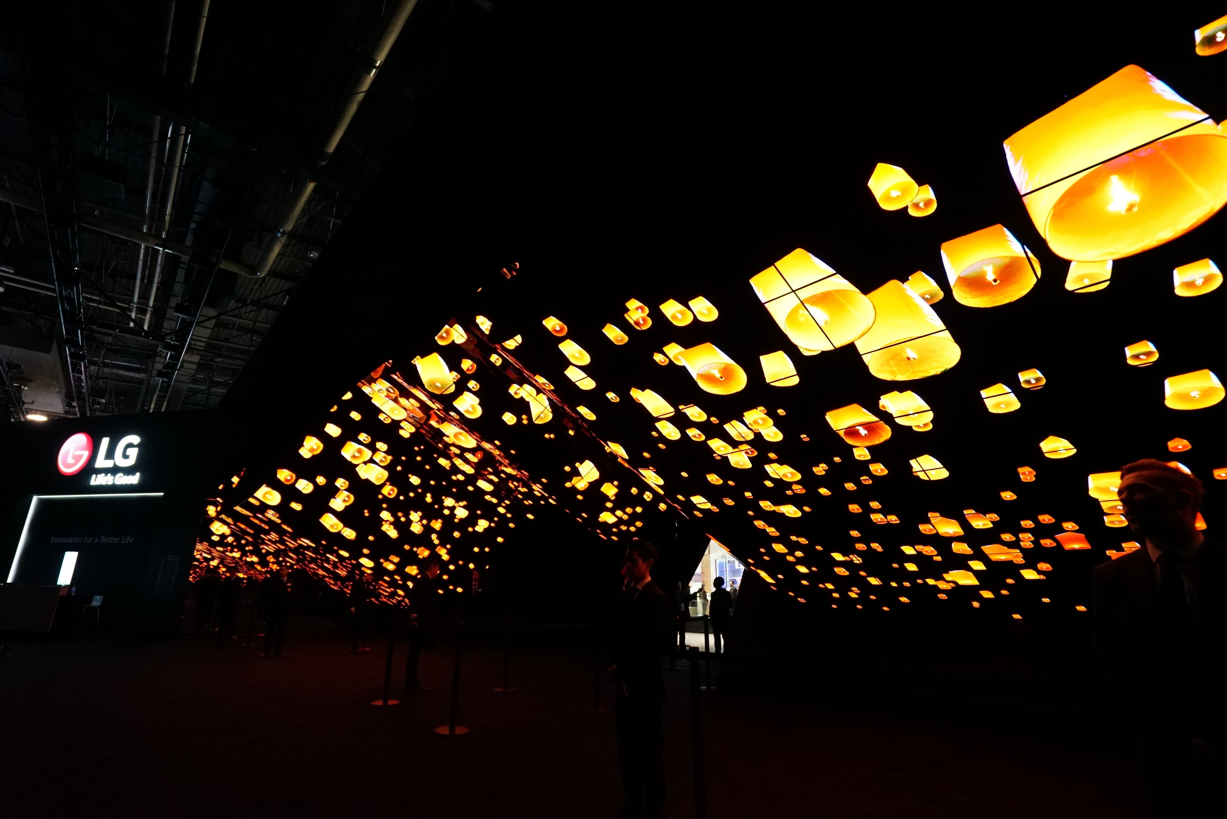 CES-2020-ATTRACTOR_OLED-WAVE_3