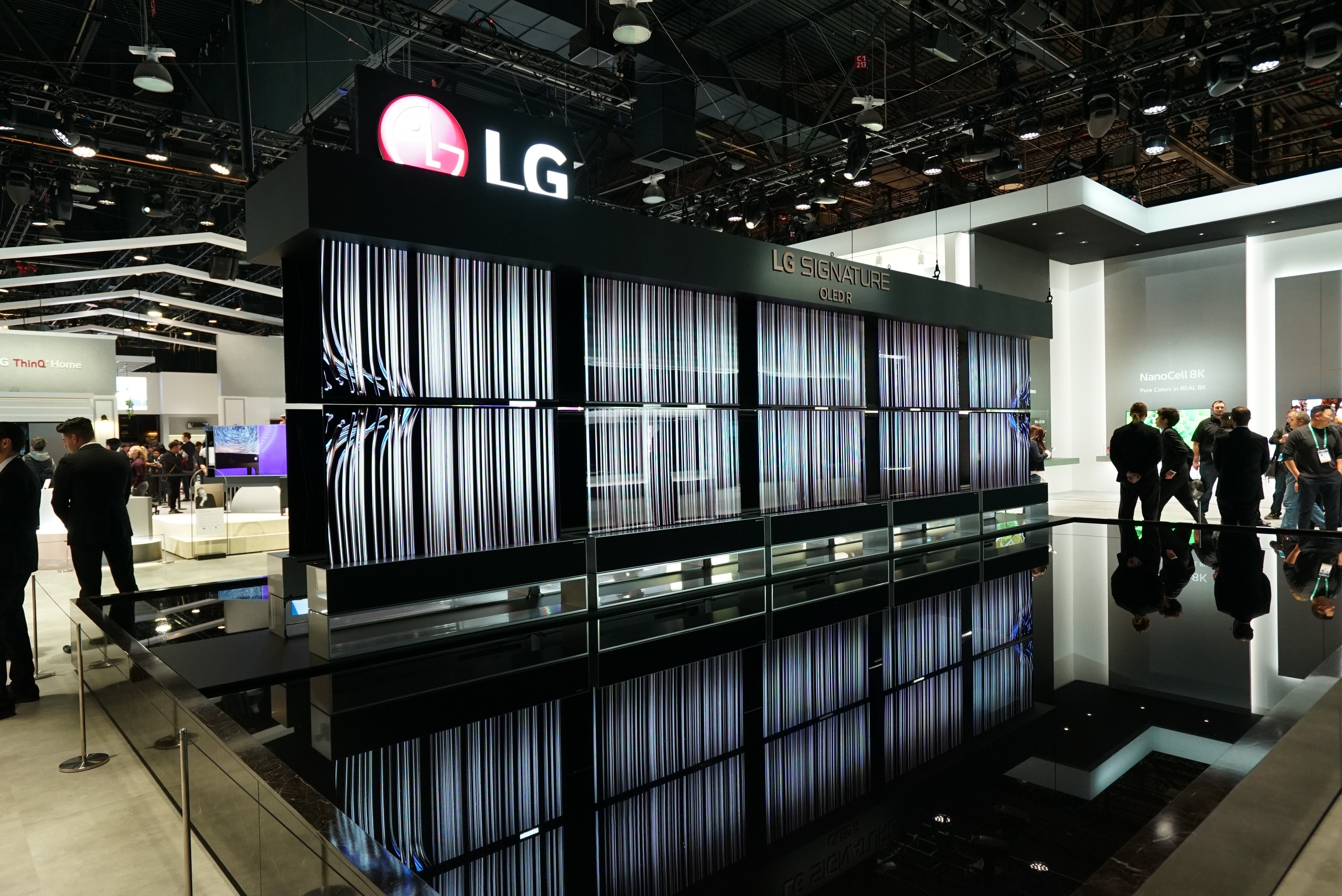 CES-2020-LG-SIGNATURE-OLED-TV-R-AND-THE-FOUNTAIN_4