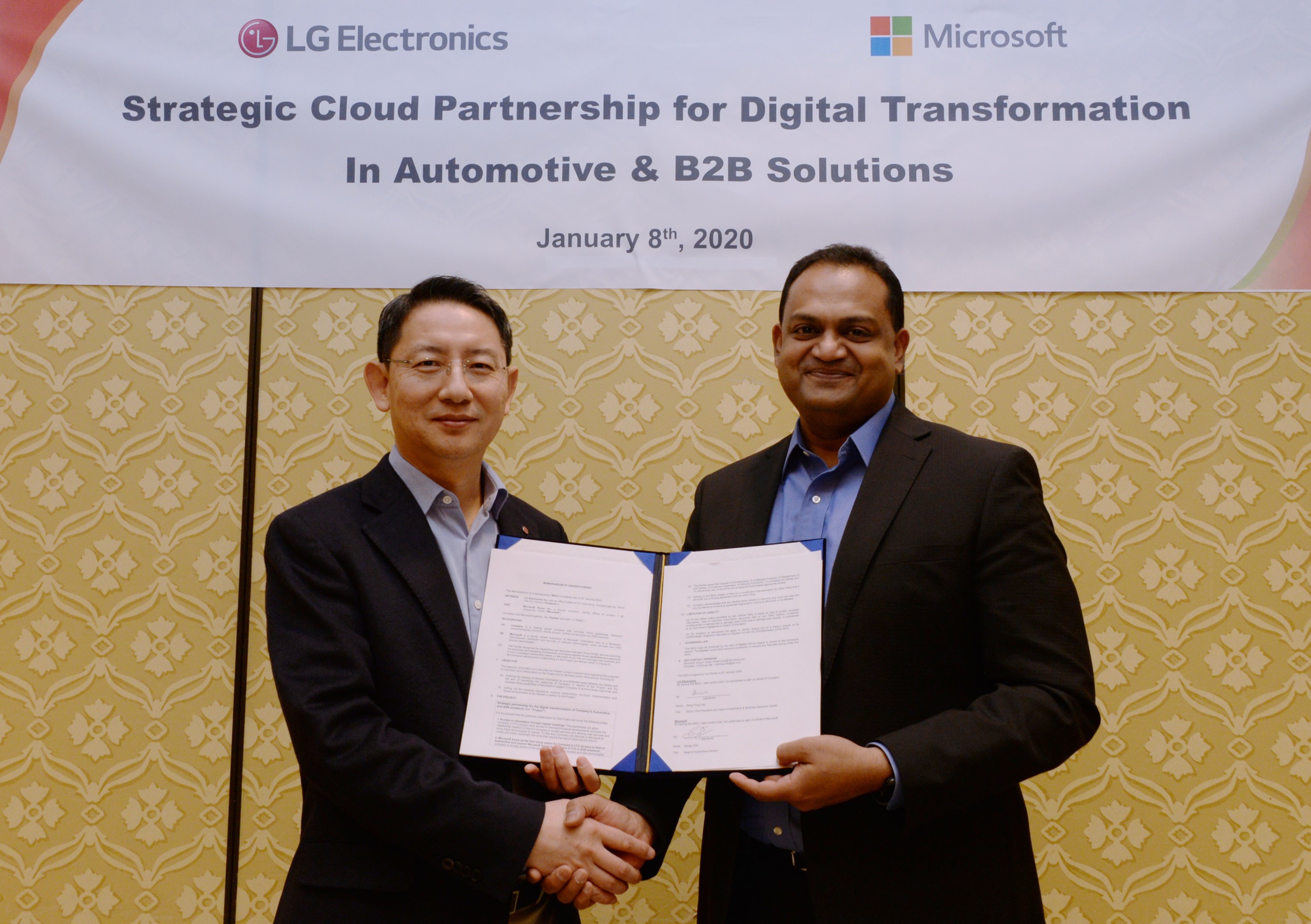 Dr. Lee Sang-yong, senior vice president and head of LG’s Automotive & Business Solutions Center, shakes hands with Microsoft’s Sanjay Ravi to commemorate their new partnership to accelerate the digital transformation of B2B Business