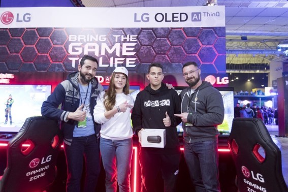 Winners pose with YouTube duo GRamers after being awarded special prizes from LG.