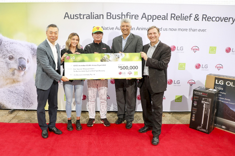 LG Australia’s managing director and representatives of WIRES pose with a cheque for $500,000 Australian dollars