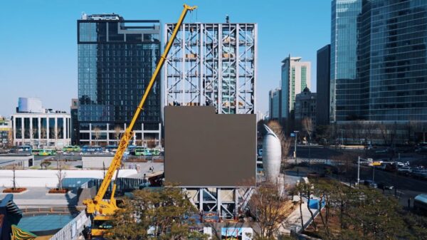 LG’s customized sign under construction 