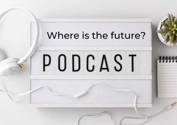 Promotional image of LG’s ¿Dónde queda el futuro? podcast with its English translation, Where is the future?, displayed in between a notepad and some headphones