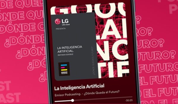 A close-up of a smartphone’s display showing LG’s podcast, ¿Dónde queda el futuro?, being played
