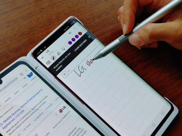Someone uses LG VELVET and Dual Screen to search for LG Electronics on Google with one screen while taking notes with the active pen on the other