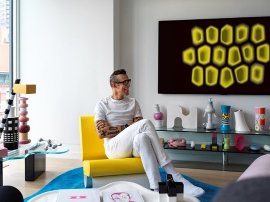 Karim Rashid poses with the LG GALLERY DESIGN TV and his work, INTROVERT, which is integrating with the surroundings