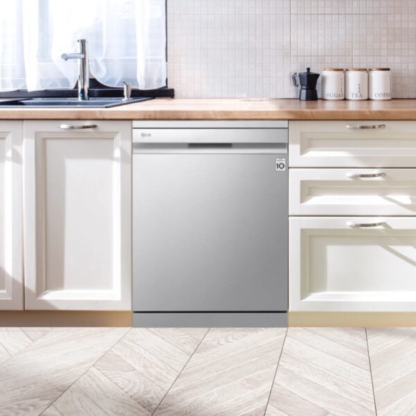 LG QuadWash™ dishwasher seamlessly blending into a modern kitchen décor