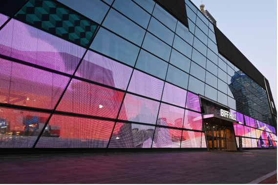 	
Busan Sinema Merkezi'nin ön tarafında şeffaf cam bölmelerden anında renkli ekranlara dönüşebilen geniş LG Şeffaf LED Film görüntüleniyor. Busan Sinema Merkezi