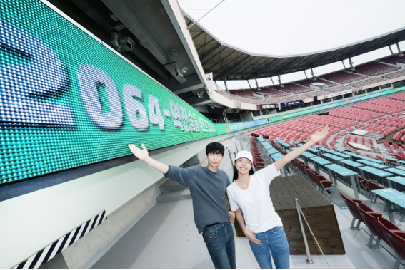  
Kore'nin Suwon kentindeki KT Wiz Beyzbol Parkı'nda LG'nin LED Tabelası önünde bir erkek ve bir kadın poz veriyor.