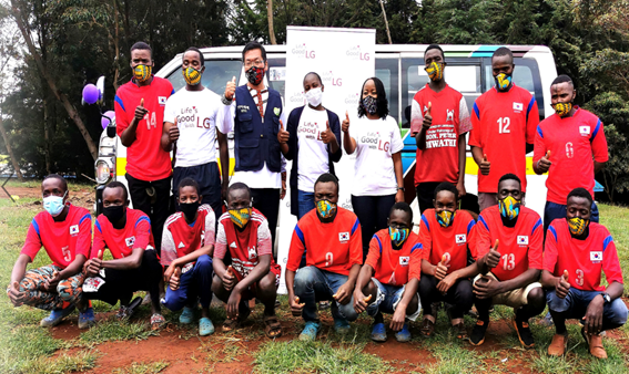  Players of the Limuru Soccer Academy pose with LG representatives in front of the van LG donated to the team