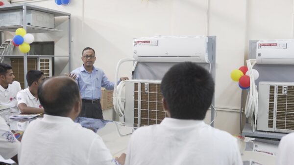  Bangladeshi locals taking an LG Inverter Class which is being conducted by a specialist of the company’s air solutions