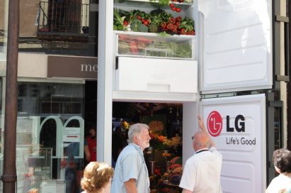 The store front’s entrance is modified to resemble a giant version of LG’s refrigerator, to the amazement of passersby.