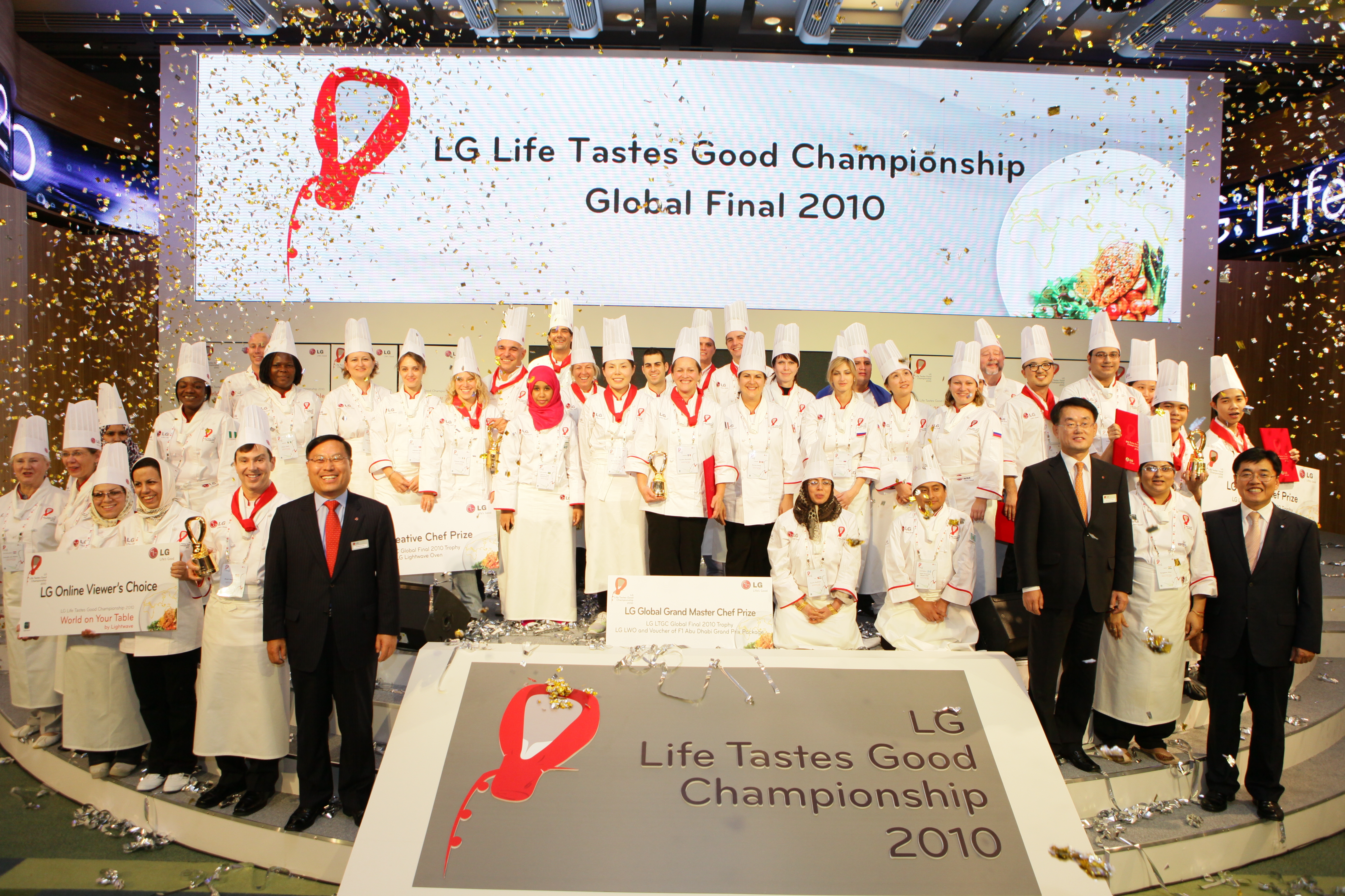 Participating chefs and LG executives posing for a group photo on the stage of the LG Life Tastes Good Championship 2010