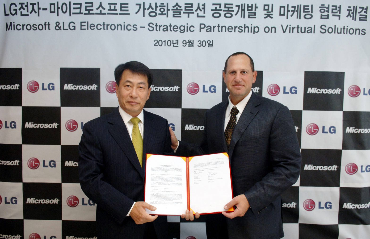 Kwon Soon-hwang, president and CEO of Business Solutions company at LG, and Steve Guggenheimer, corporate vice president of the OEM division at Microsoft, sign up for the strategic partnership