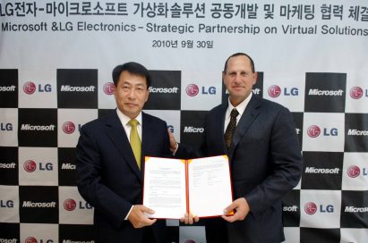 Kwon Soon-hwang, president and CEO of Business Solutions company at LG, and Steve Guggenheimer, corporate vice president of the OEM division at Microsoft, sign up for the strategic partnership