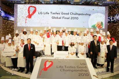 To conclude the event, LG executives pose for a group photo with the 40 participating chefs from around the world.