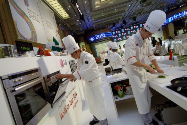 Chefs in LG’s makeshift kitchen prepare culinary delights for attendees using LG’s innovative cooking appliances.