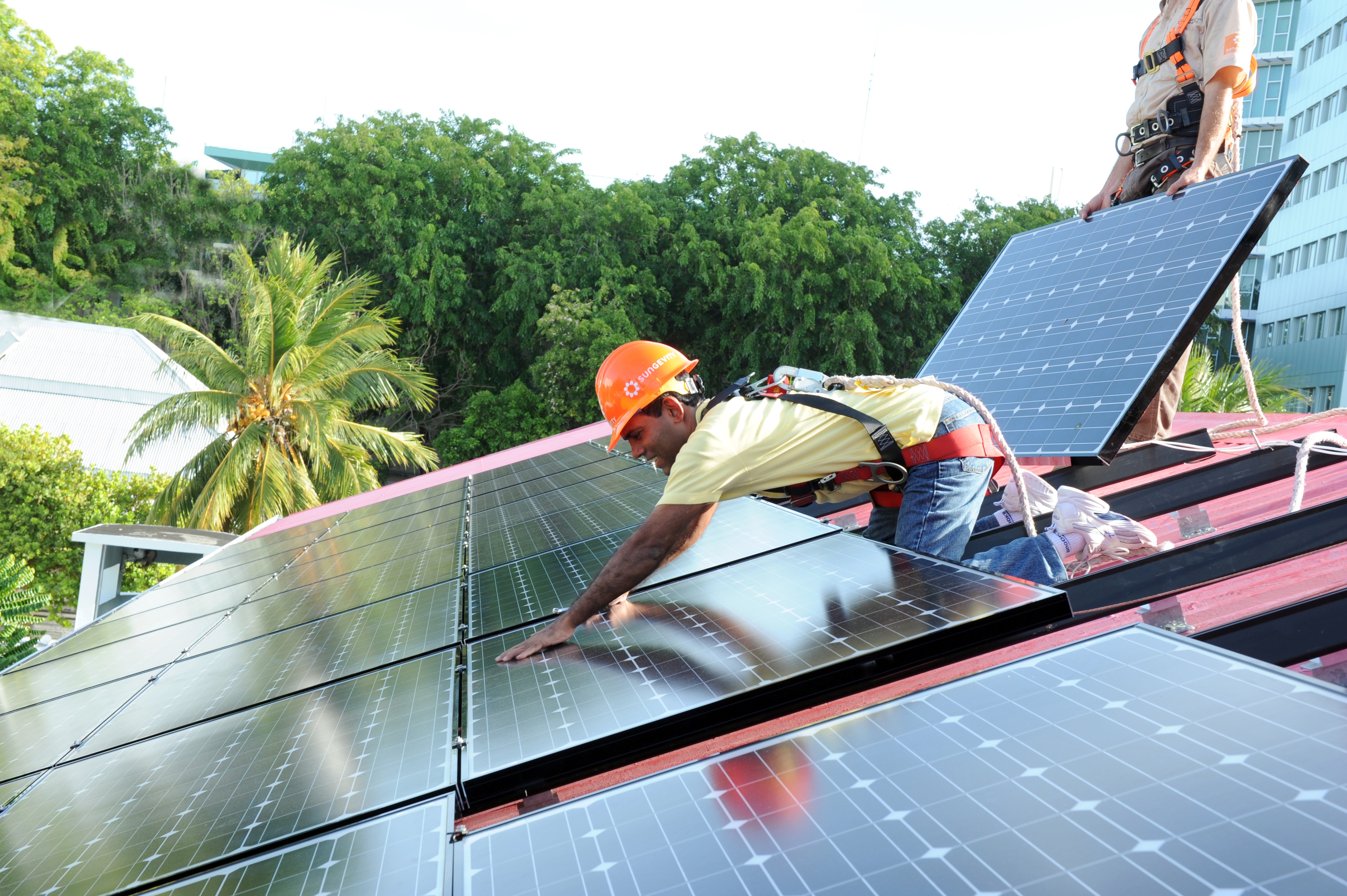 Mohamed Nasheed, president of the Maldives, helps install one of LG’s solar panels on the roof of the president’s official residence, Mulee Aage Palace.