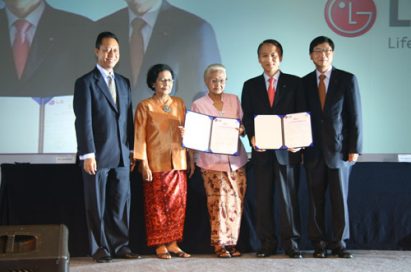 Budi Darmaji, vice minister of Indonesia Department of Industry, R. Tjip Winoto, vice chairman of Yayasan Sayap Ibu, Soemarmi Marjono, chairman of Yayasan Sayap Ibu, Kim Young-kee, executive vice president of LG Electronics and Kim Weon-dae, president of LG Electronics Indonesia participate in the celebration for 20 years of success in Indonesia