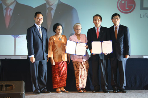 Budi Darmaji, vice minister of Indonesia Department of Industry, R. Tjip Winoto, vice chairman of Yayasan Sayap Ibu, Soemarmi Marjono, chairman of Yayasan Sayap Ibu, Kim Young-kee, executive vice president of LG Electronics and Kim Weon-dae, president of LG Electronics Indonesia participate in the celebration for 20 years of success in Indonesia