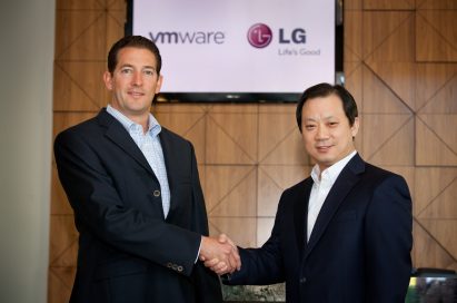 Dr. Stephen Herrod, CTO and senior vice president of R&D at VMware, shaking hands with Ki S. Kim, vice president of Global Enterprise Solutions at LG Electronics Mobile Communications Company