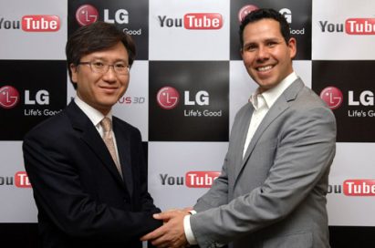 Yong-seok Jang, Vice President of Business Strategy at LG Electronics Mobile Communications Company and Francsico Varela, Head of YouTube Platform Partnerships are shaking hands