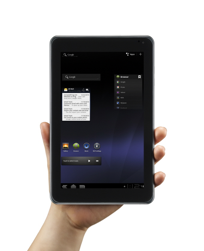 LG Optimus Pad (2) Holding LG Optimus Pad vertically in one hand