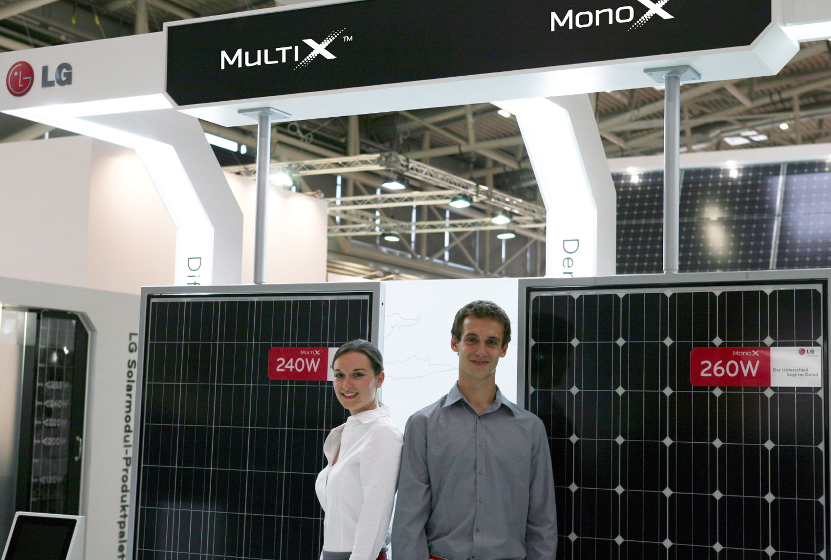 A right-side view of the Multi X and Mono X with models standing up in front
